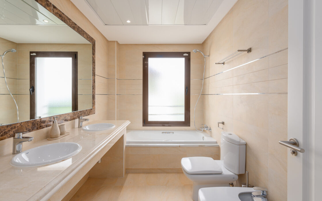 Виллы с 4 спальнями в Эстепоне у гольф-клуба, 175 кв.м.