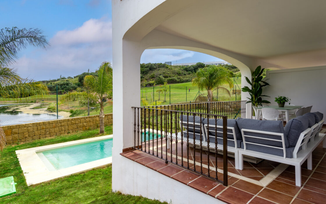 Виллы с 4 спальнями в Эстепоне у гольф-клуба, 175 кв.м.