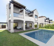 Виллы с 4 спальнями в Эстепоне у гольф-клуба, 175 кв.м.