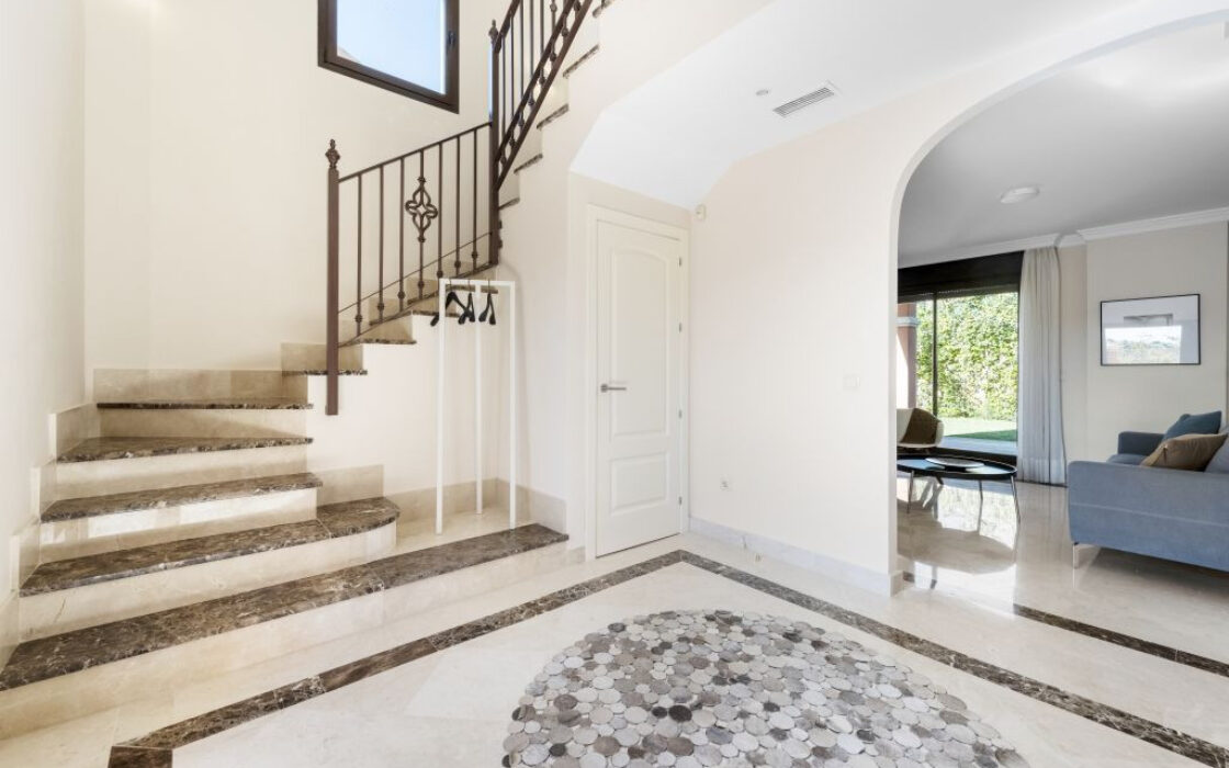 Виллы с 4 спальнями в Эстепоне у гольф-клуба, 175 кв.м.