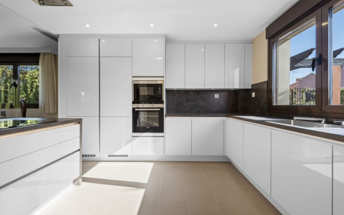 Виллы с 4 спальнями в Эстепоне у гольф-клуба, 175 кв.м.