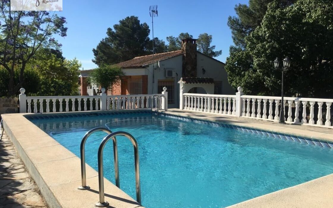 Дом в L’Eliana 135 кв.м с террасой и бассейном