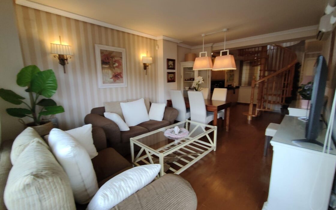 Двоповерхова квартира з терасами в Вільяхойоса 130 кв.м