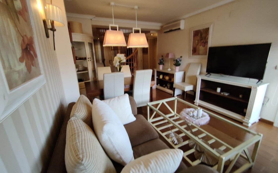 Двоповерхова квартира з терасами в Вільяхойоса 130 кв.м