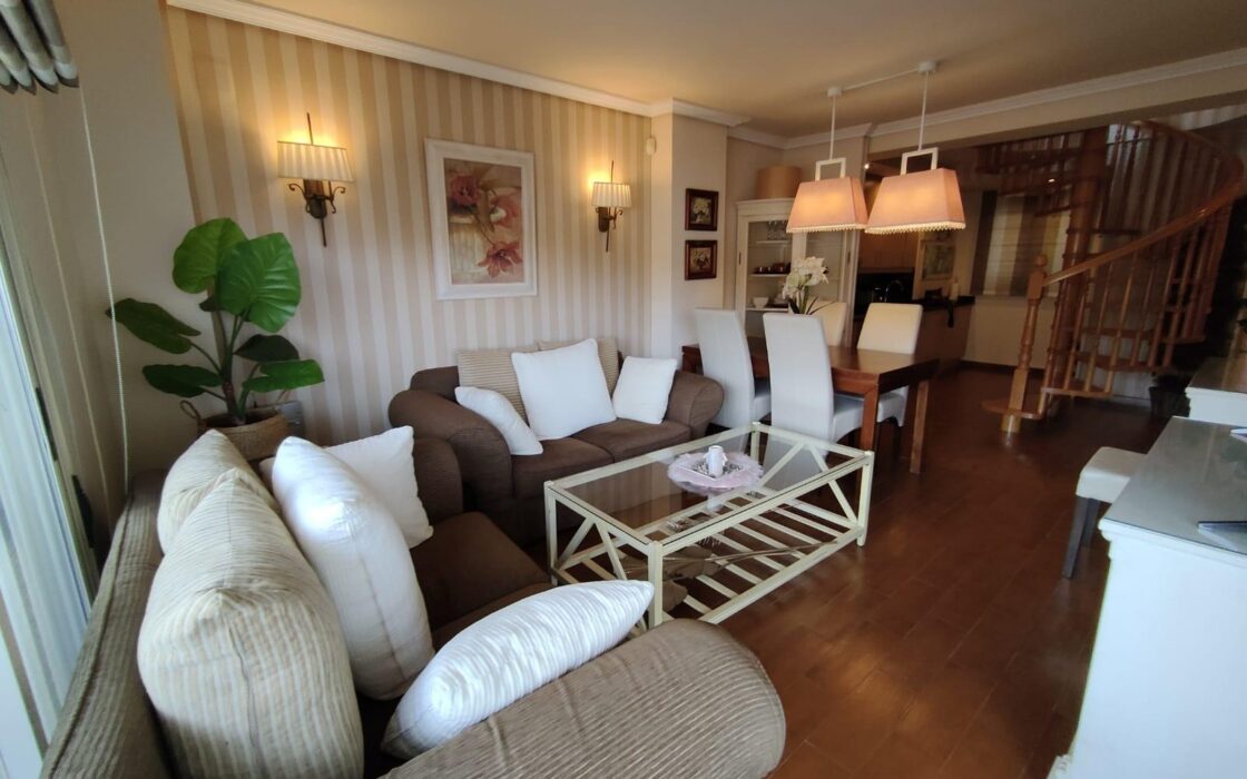 Двоповерхова квартира з терасами в Вільяхойоса 130 кв.м