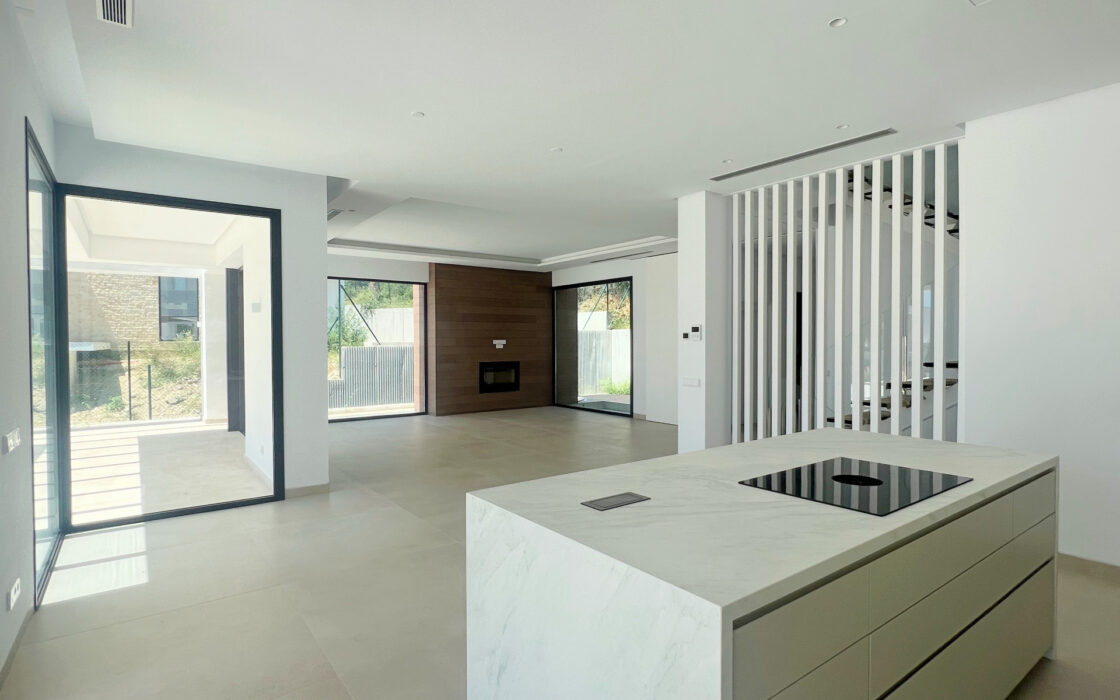 Вилла на Золотой Миле, Марбелья, 5 комнат, терраса