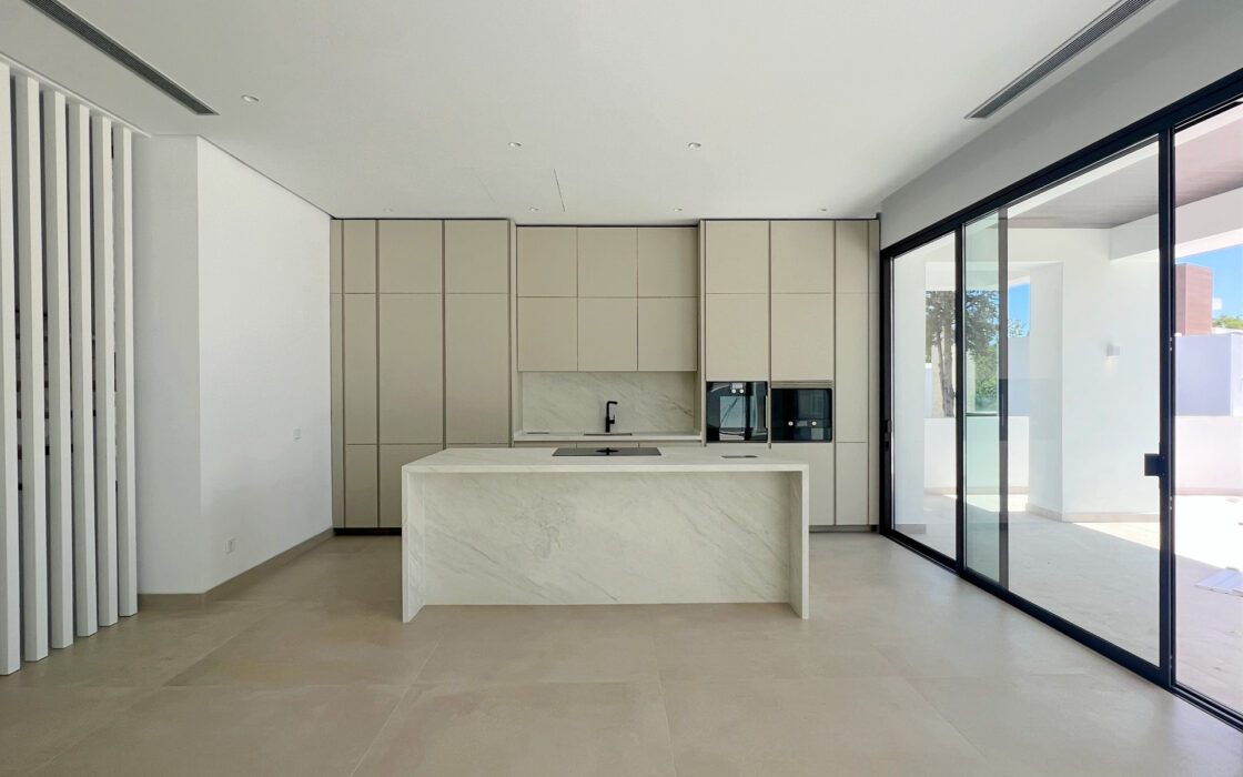 Вилла на Золотой Миле, Марбелья, 5 комнат, терраса