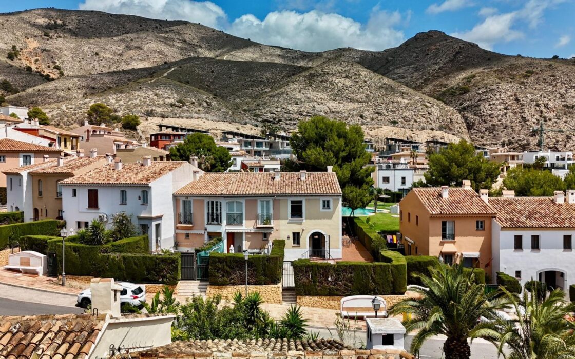 Будинок у Фінестраті 180 кв.м, 4 кімнати, 3 км до моря