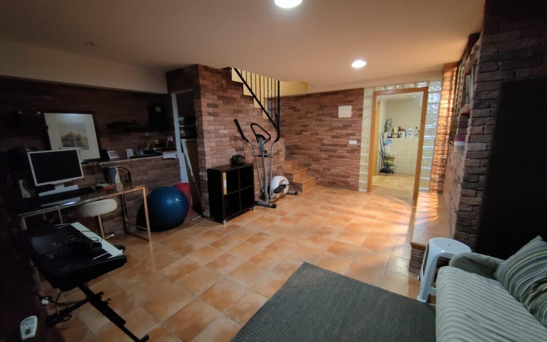 Будинок у Фінестраті 180 кв.м, 4 кімнати, 3 км до моря