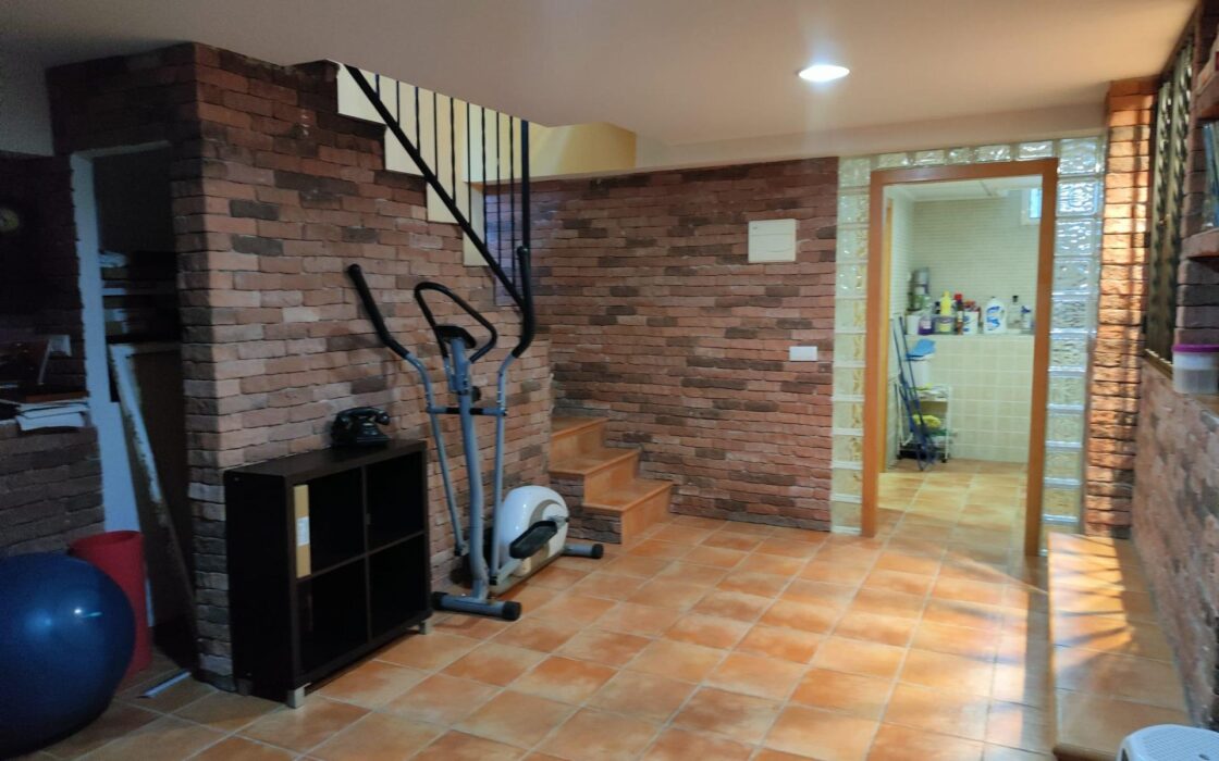 Будинок у Фінестраті 180 кв.м, 4 кімнати, 3 км до моря