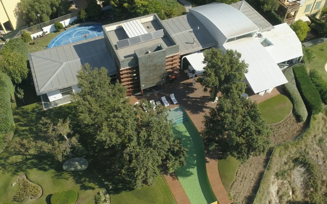 Вилла в Бенальмадене с террасой 846 кв.м в эксклюзивном посёлке