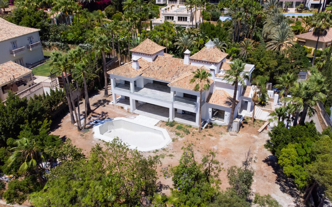 Новая вилла в Марбелье с террасой 882 кв.м. у моря