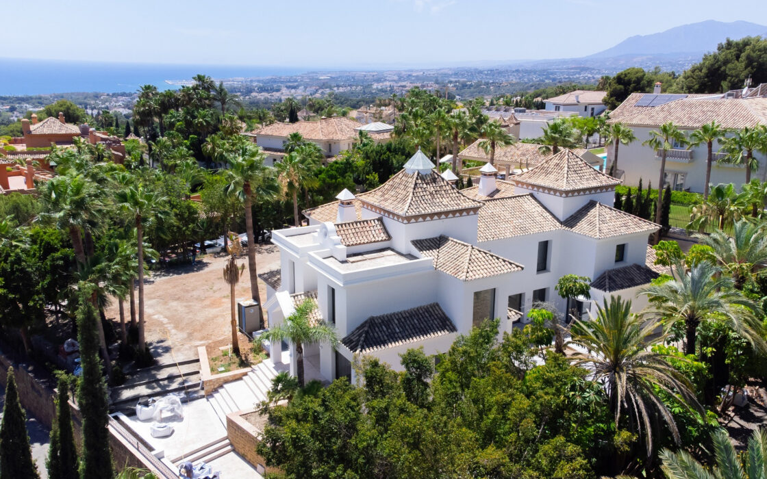 Новая вилла в Марбелье с террасой 882 кв.м. у моря