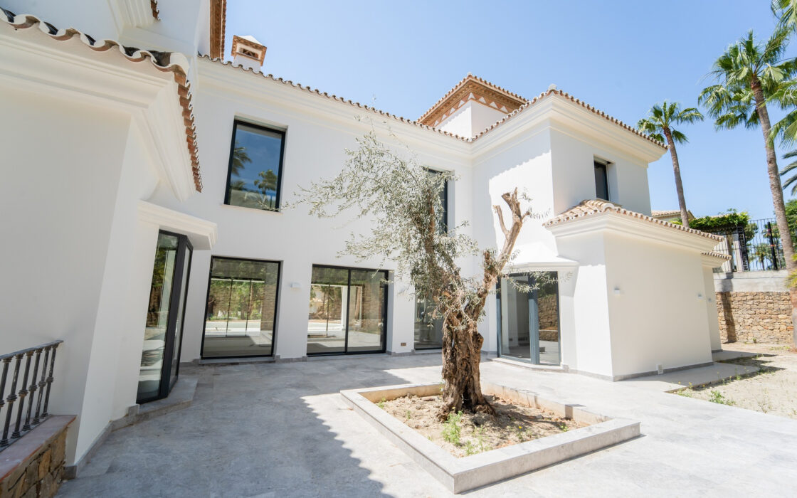 Новая вилла в Марбелье с террасой 882 кв.м. у моря