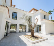 Новая вилла в Марбелье с террасой 882 кв.м. у моря