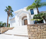 Новая вилла в Марбелье с террасой 882 кв.м. у моря