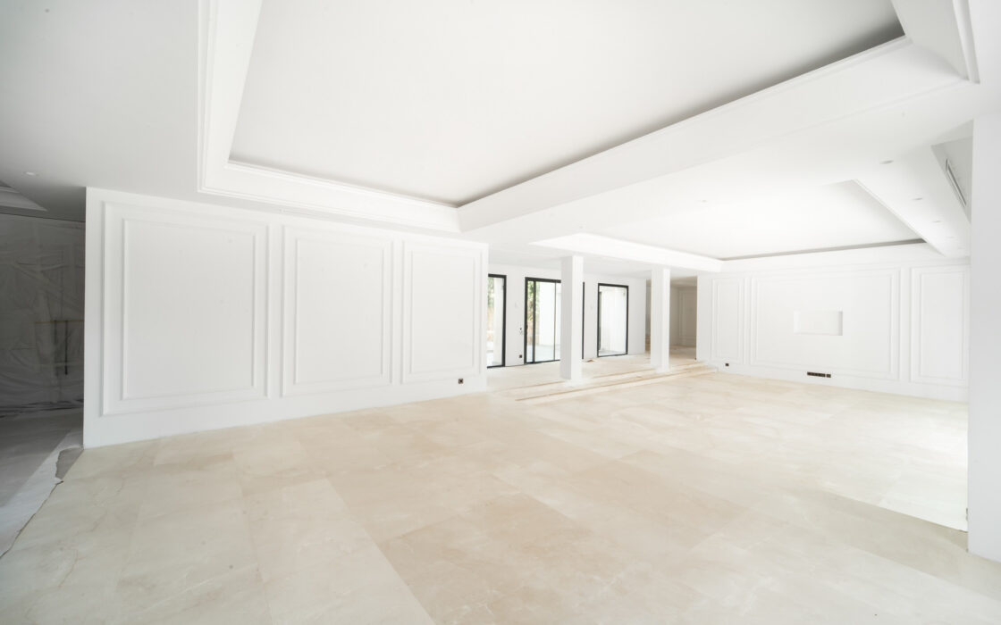 Новая вилла в Марбелье с террасой 882 кв.м. у моря