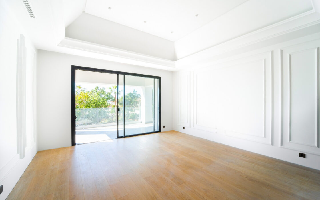 Новая вилла в Марбелье с террасой 882 кв.м. у моря