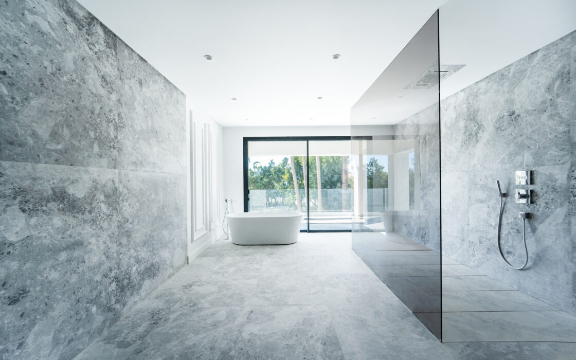 Новая вилла в Марбелье с террасой 882 кв.м. у моря