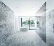 Новая вилла в Марбелье с террасой 882 кв.м. у моря