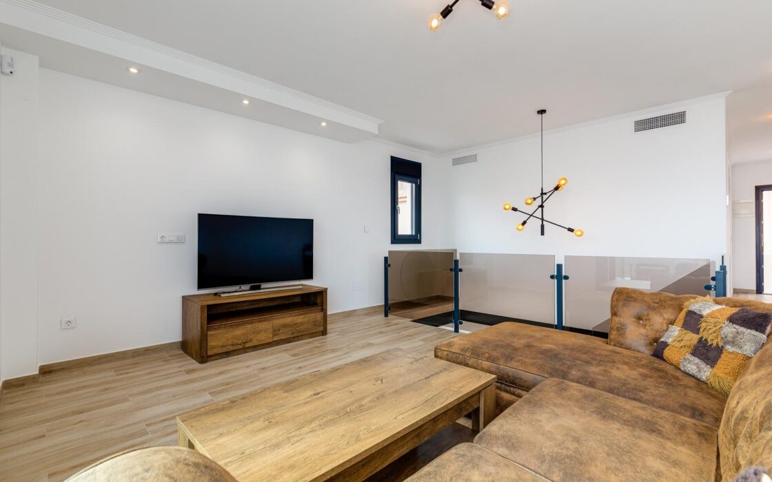 Вилла в Торревьехе 210 кв.м с бассейном и джакузи