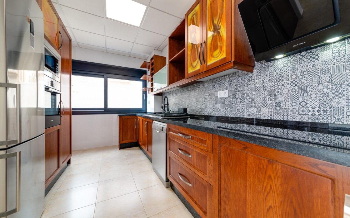 Вилла в Торревьехе 210 кв.м с бассейном и джакузи