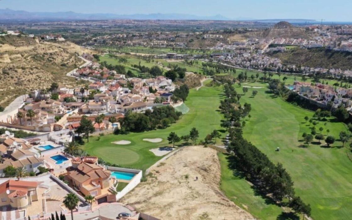 Вилла в Сьюдад Кесада 126 кв.м с террасой у моря