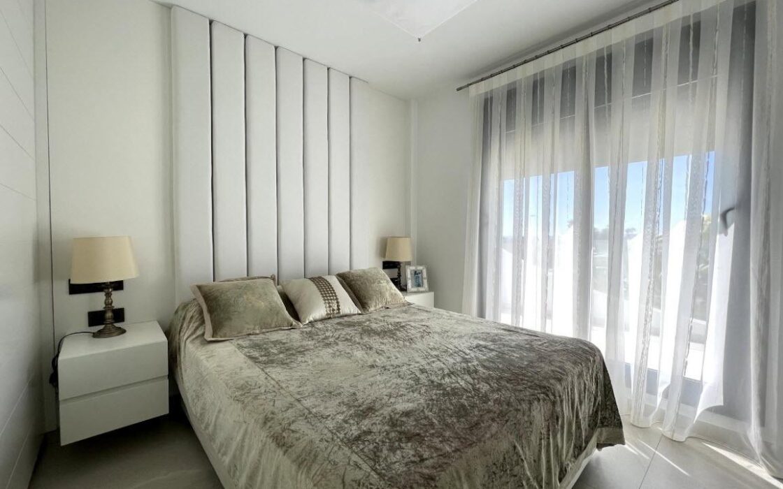 Вилла в Сьюдад Кесада 126 кв.м с террасой у моря