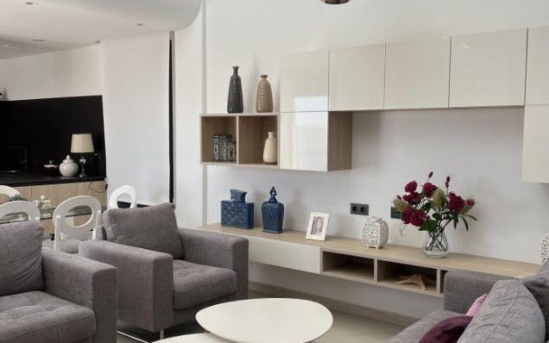 Вилла в Сьюдад Кесада 126 кв.м с террасой у моря