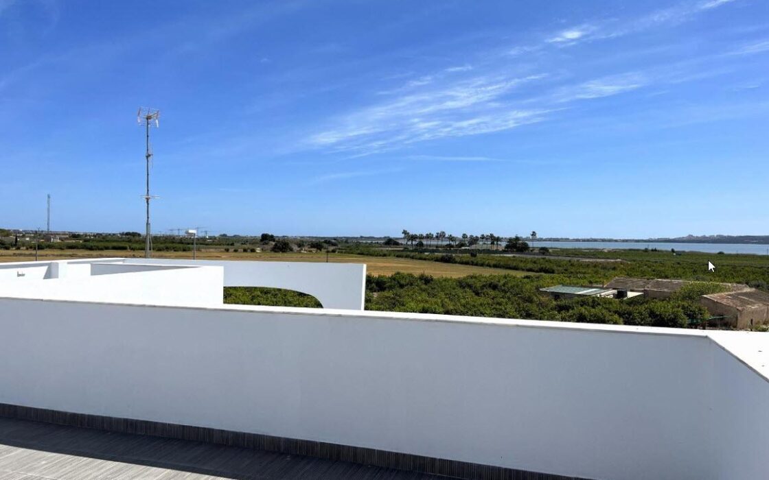 Вилла в Сьюдад Кесада 126 кв.м с террасой у моря