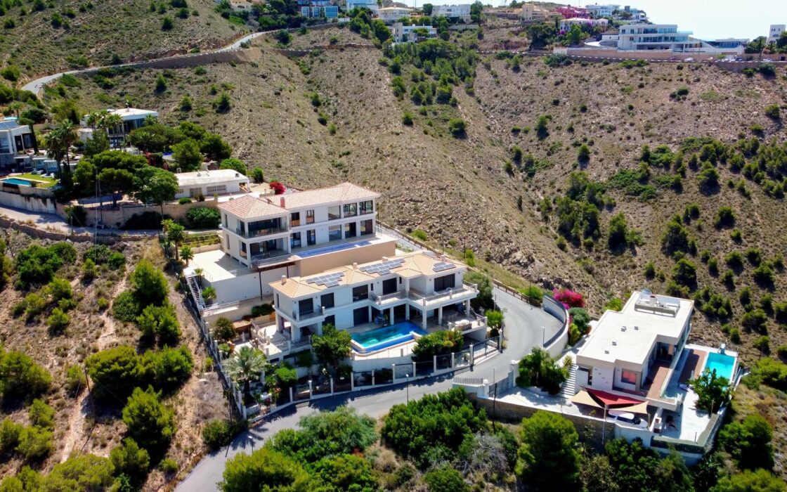 Дом в Бенидорме с видом на море и бассейном 900 кв.м