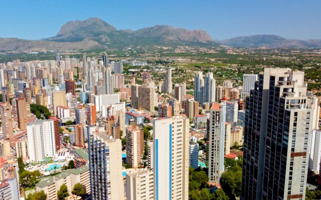 Дом в Бенидорме с видом на море и бассейном 900 кв.м