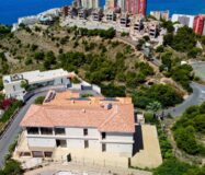 Дом в Бенидорме с видом на море и бассейном 900 кв.м