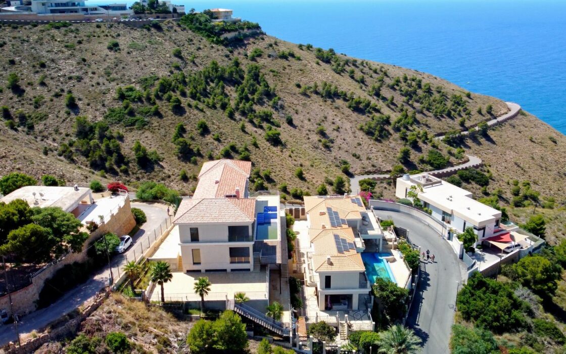 Дом в Бенидорме с видом на море и бассейном 900 кв.м