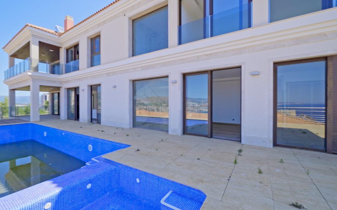 Дом в Бенидорме с видом на море и бассейном 900 кв.м