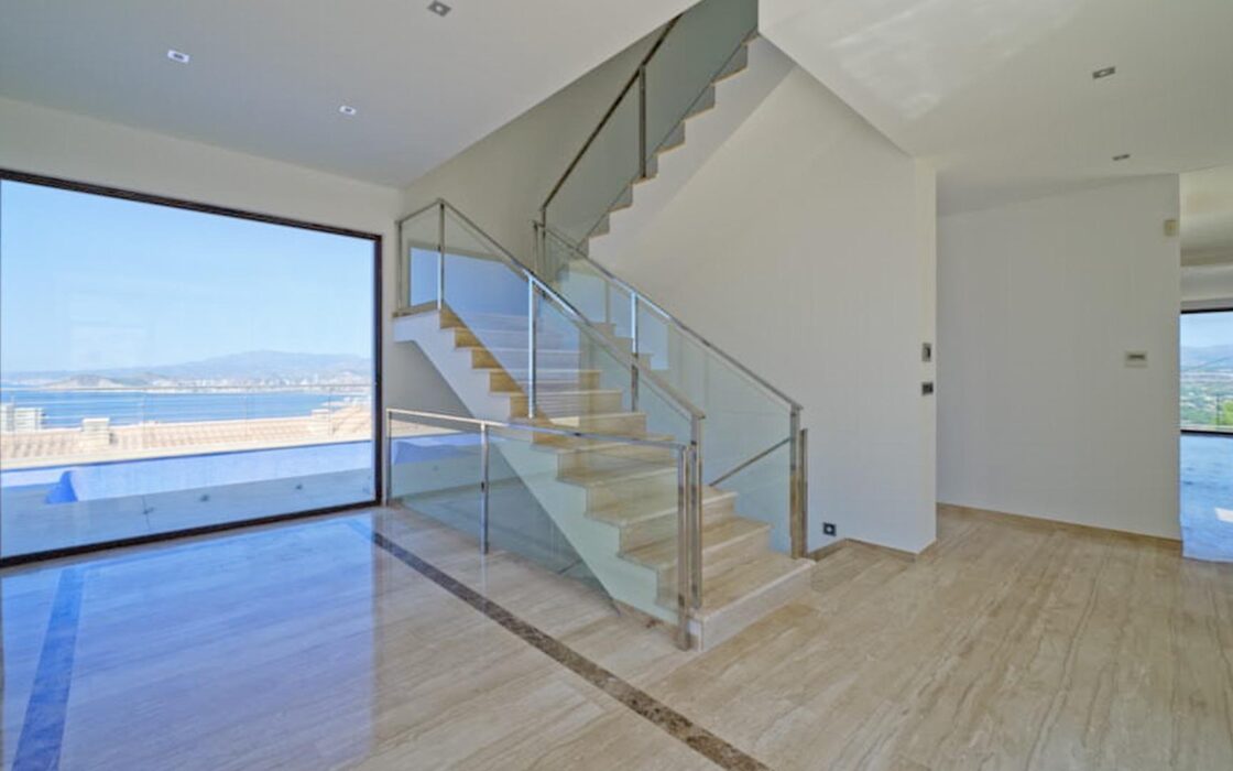 Дом в Бенидорме с видом на море и бассейном 900 кв.м