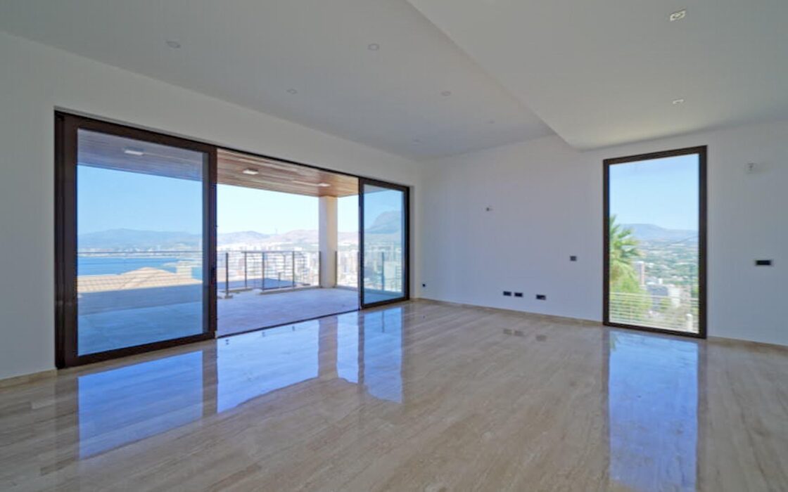 Дом в Бенидорме с видом на море и бассейном 900 кв.м