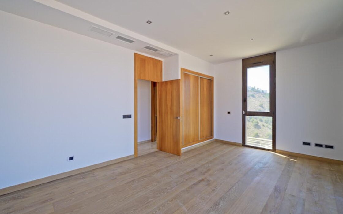 Дом в Бенидорме с видом на море и бассейном 900 кв.м