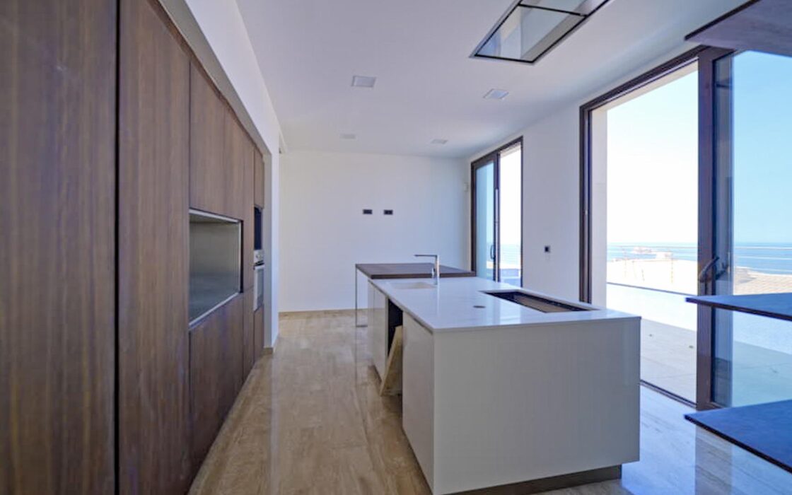 Дом в Бенидорме с видом на море и бассейном 900 кв.м