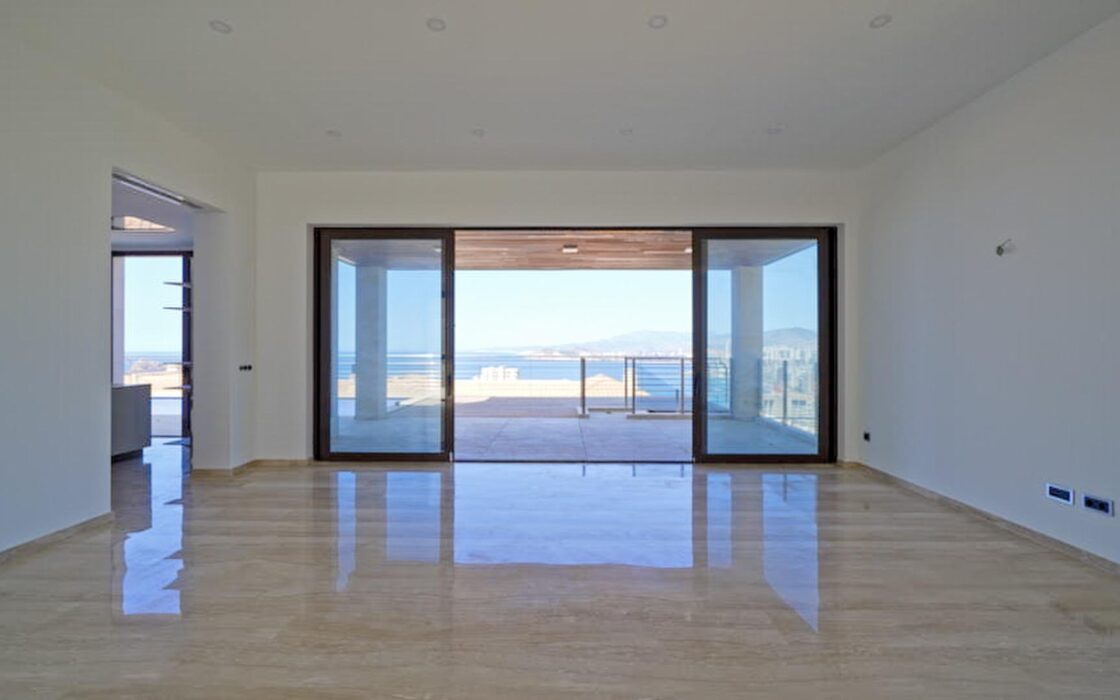 Дом в Бенидорме с видом на море и бассейном 900 кв.м