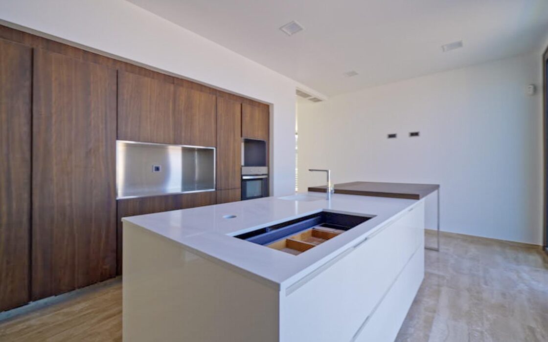 Дом в Бенидорме с видом на море и бассейном 900 кв.м