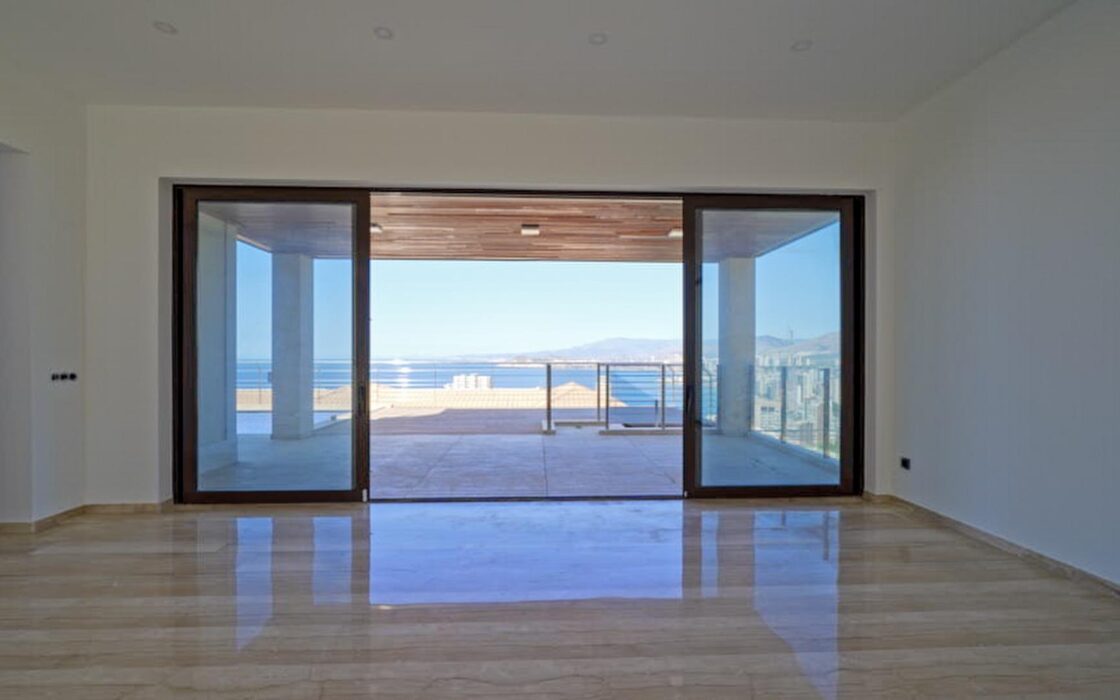 Дом в Бенидорме с видом на море и бассейном 900 кв.м