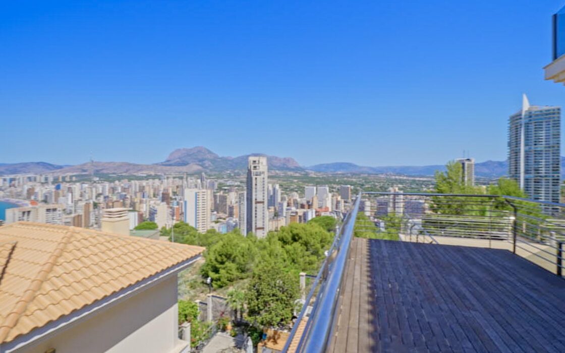 Дом в Бенидорме с видом на море и бассейном 900 кв.м