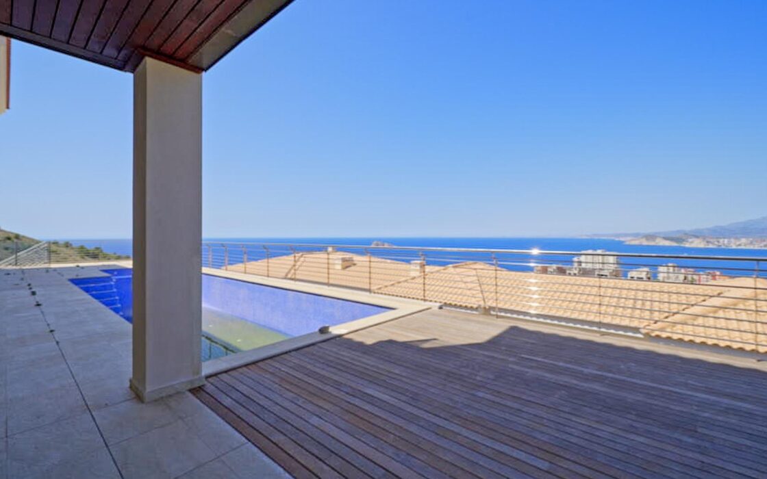 Дом в Бенидорме с видом на море и бассейном 900 кв.м