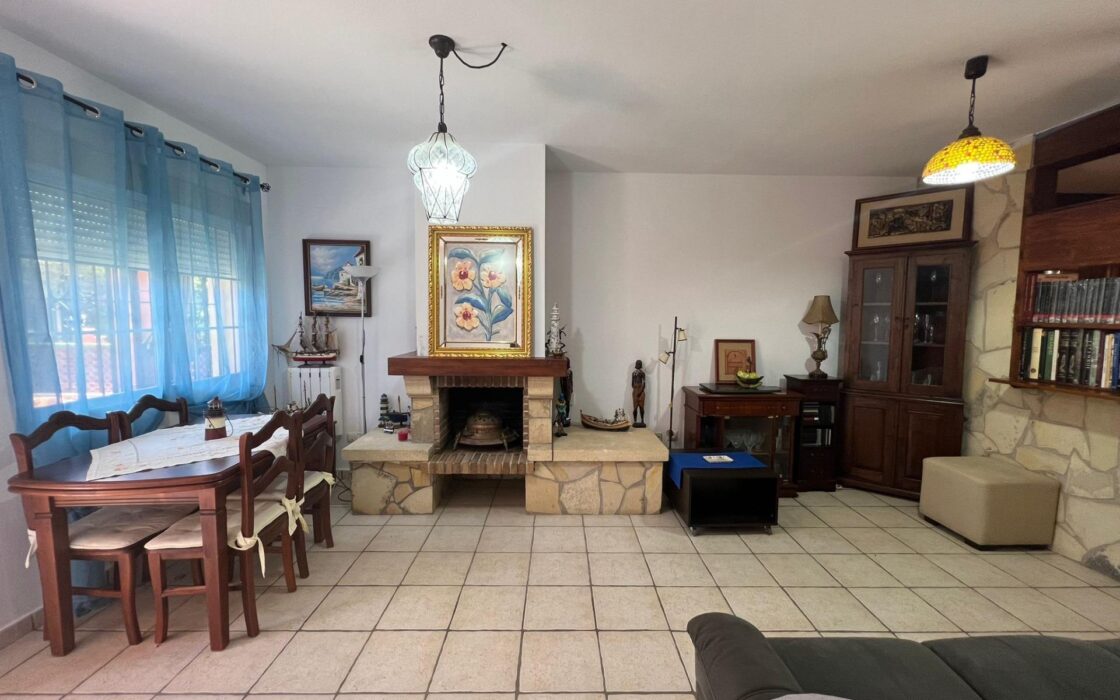 Угловая Вилла в Ориуэла-Коста с Бассейном и 4 Спальнями