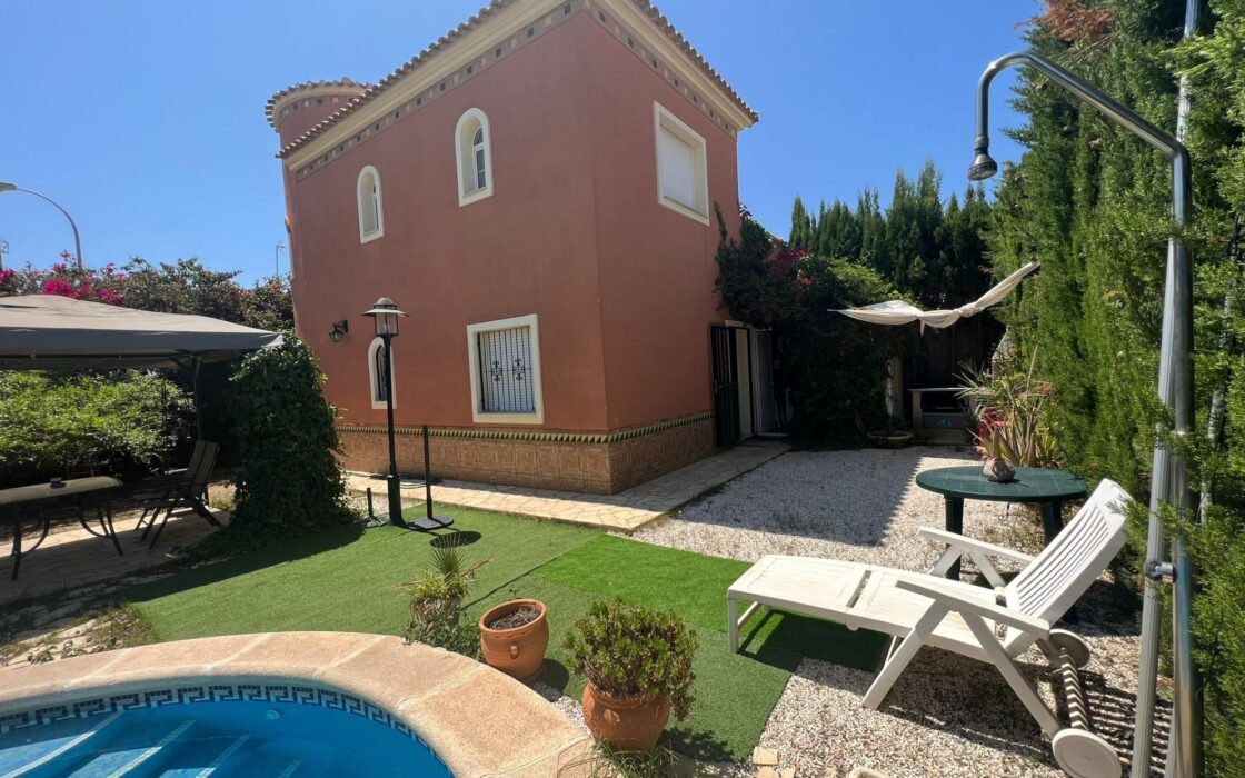 Угловая Вилла в Ориуэла-Коста с Бассейном и 4 Спальнями