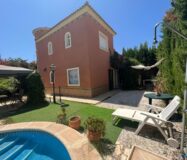 Угловая Вилла в Ориуэла-Коста с Бассейном и 4 Спальнями