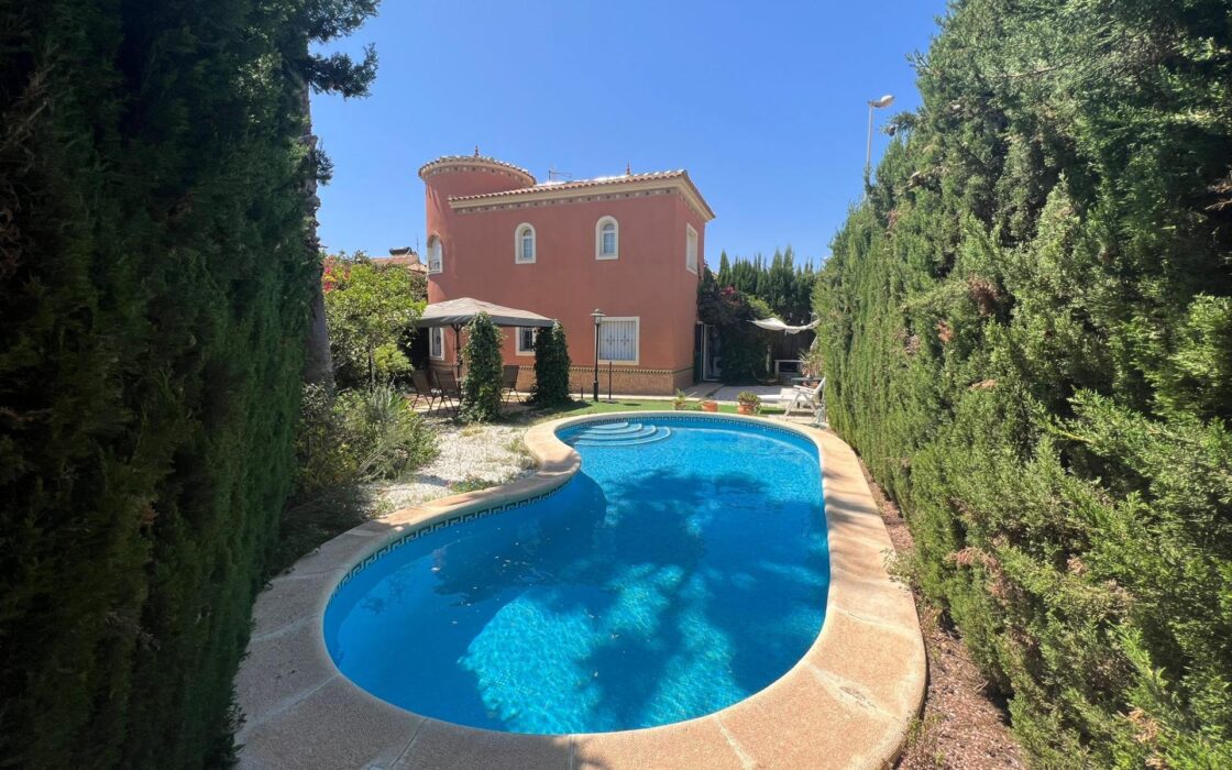 Угловая Вилла в Ориуэла-Коста с Бассейном и 4 Спальнями