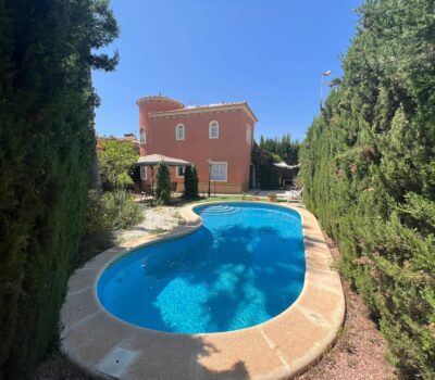 Кутова Вілла в Ориуэла-Коста з Басейном та 4 Спальнями