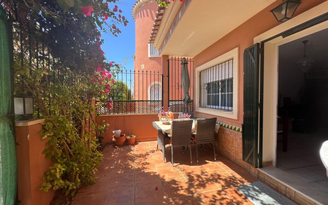 Угловая Вилла в Ориуэла-Коста с Бассейном и 4 Спальнями